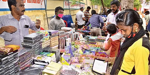 திருநெல்வேலி சிஎஸ்ஐ திருமண்டல மாம்பழ சங்கம் மற்றும் வருடாந்திர தோத்திர பண்டிகையின் 2-ம் நாள் விழாவில் விற்பனைக்கு வைக்கப்பட்டிருந்த புத்தகங்கள் உள்ளிட்ட பொருட்களை ஆர்வமுடன் சிறுவர்கள் பார்வையிட்டனர். படம் : மு.லெட்சுமி அருண்