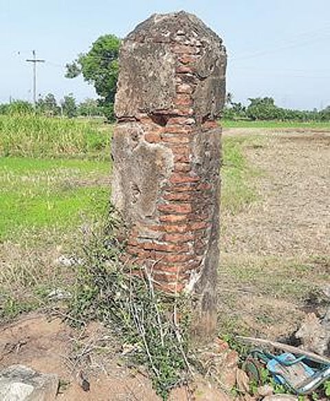 வேங்கராயன்குடிக்காடு கிராமத்தில் வயல்வெளியில் கிராம வருவாய் எல்லைகளை குறிக்கும் விதமாக ஆங்கிலேயர் ஆட்சி காலத்தில் அமைக்கப்பட்டு, சேதமடைந்துள்ள எல்லைக் கற்கள்.