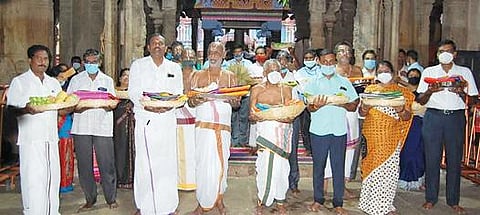 திருமலை திருப்பதி வெங்கடாஜலபதி கோயிலுக்கு வழங்குவதற்காக ரங்கம் ரங்கநாதர் கோயிலிலிருந்து நேற்று ஊர்வலமாக எடுத்து வரப்பட்ட வஸ்திர மரியாதை பொருட்கள்.