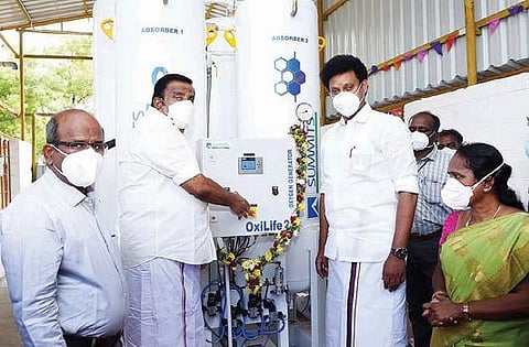 திருச்சி அரசு மருத்துவமனையில் ரூ.53 லட்சம் மதிப்பில் அமைக்கப்பட்ட ஆக்சிஜன் பிளான்ட்டை நேற்று தொடங்கி வைத்து ஆய்வு செய்த நகர்ப்புற வளர்ச்சித்துறை அமைச்சர் கே.என்.நேரு. உடன், பள்ளிக் கல்வித்துறை அமைச்சர் அன்பில் மகேஸ் பொய்யாமொழி, மாவட்ட ஆட்சியர் சு.சிவராசு, டீன் வனிதா உள்ளிட்டோர். படம்: ஜி.ஞானவேல்முருகன்