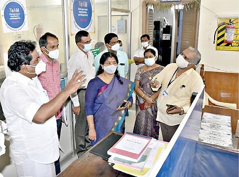 பெருந்துறை சார்பதிவாளர் அலுவலகத்தில் வணிகவரி மற்றும் பத்திரப்பதிவுத்துறை அமைச்சர் பி.மூர்த்தி நேற்று ஆய்வு மேற்கொண்டார்.