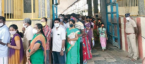 சிதம்பரம் நடராஜர் கோயிலில் தேரோட்டத்தையொட்டி ஆயிரங்கால் மண்டபத்தில் சுவாமி தரிசனம் செய்ய பக்தர்கள் நீண்ட வரிசையில் சென்றனர்.