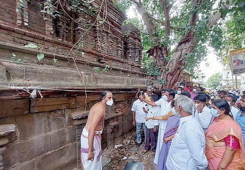 வேளச்சேரி ராம் நகரில் சிறிதளவு பூமிக்குள் புதைந்துள்ள 100 ஆண்டுகள் பழமையான வாசுதேவ பெருமாள் கோயிலை இந்து சமய அறநிலையத் துறை அமைச்சர் பி.கே.சேகர்பாபு நேற்று ஆய்வு செய்தார். தமிழச்சி தங்கபாண்டியன் எம்.பி., துறை ஆணையர் குமரகுருபரன், மண்டல இணை ஆணையர் ரேணுகா தேவி ஆகியோர் உடனிருந்தனர். படம் : பு.க.பிரவீன்