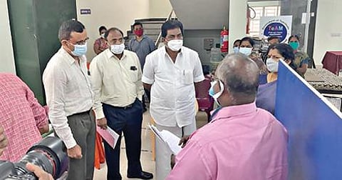 திருச்செங்கோடு சார்பதிவாளர் அலுவலகத்தில் வணிக வரி மற்றும் பதிவுத்துறை அமைச்சர் பி.மூர்த்தி நேற்று ஆய்வுமேற்கொண்டார். அப்போது, சார்பதிவாளர் முருகானந்தனிடம் விசாரணை நடத்தினார்.