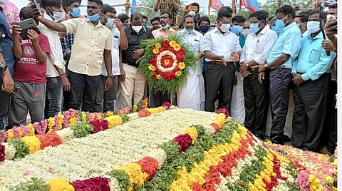 அரியலூர் மாவட்டம் அங்கனூரில் தனது தந்தை நினைவிடத்தில் மலர் வளையம் வைத்து மரியாதை செய்தார் திருமாவளவன்.