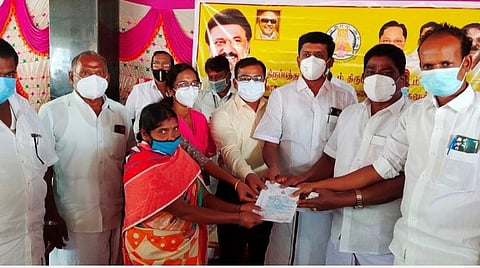 மலைவாழ் மக்களுக்கு பழங்குடியின மலையாளி ஜாதிச்சான்றிதழை மாவட்ட ஆட்சியர் அமர் குஷ்வாஹா, எம்பி அண்ணாதுரை, எம்எல்ஏ நல்லதம்பி ஆகியோர் வழங்கினர்.