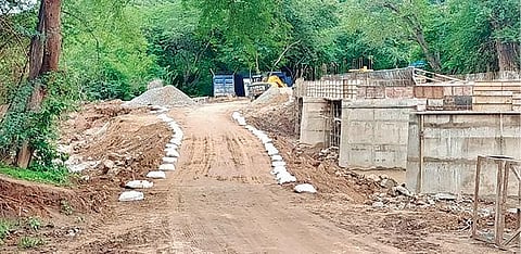 வேலூர் அடுத்த அமிர்தியில் நாகநதி ஆற்றில் மழை வெள்ளம் குறைந்ததால் மீண்டும் தற்காலிக பாலம் சீரமைக்கப்பட்டுள்ளது.