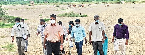 வேலூர் அடுத்த சேண்பாக்கம் பகுதி பாலாற்று படுகையில் புதிதாக தடுப்பணை கட்டுவதற்கான இடத்தை மாவட்ட ஆட்சியர் குமாரவேல் பாண்டியன் நேற்று பார்வையிட்டு ஆய்வு செய்தார். அருகில், பொதுப்பணித்துறை செயற்பொறியாளர்கள் ரமேஷ், குமரன், உதவி செயற்பொறியாளர் விஸ்வநாதன் உள்ளிட்டோர். படம்: வி.எம்.மணிநாதன்.