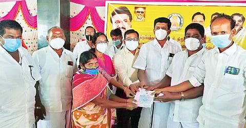 திருப்பத்தூர் மாவட்டம் நெல்லிவாசல் நாடு ஊராட்சிக்கு உட்பட்ட புலியூர் கிராமத்தில் மலைவாழ் மக்களுக்கு பழங்குடியின மலையாளி ஜாதிச்சான்றிதழை வழங்கிய ஆட்சியர் அமர் குஷ்வாஹா. அருகில், தி.மலை எம்.பி., அண்ணாதுரை, எம்எல்ஏக்கள் நல்லதம்பி, தேவராஜ் உள்ளிட்டோர்.