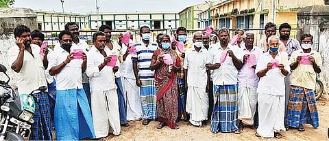 தேசூர் ஒழுங்குமுறை விற்பனை கூடத்துக்கு பூட்டு போடப்பட்டுள்ளது. அடுத்த படம்: கொள்முதல் செய்யப்பட்ட நெல்லுக்கான பணத்தை வழங்கக்கோரி ஆர்ப்பாட்டத்தில் ஈடுபட்ட விவசாயிகள்.