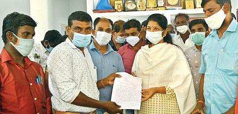 தூத்துக்குடியில் கனிமொழி எம்.பி.யை இலங்கை தமிழர் அகதிகள் முகாம்களின் பிரதிநிதிகள் சந்தித்து மனு அளித்தனர். படம்: என்.ராஜேஷ்