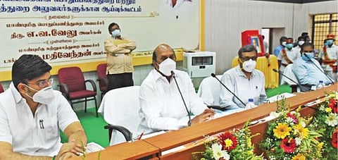 சேலத்தில் நடந்த ஆய்வுக் கூட்டத்தில் பொதுப்பணித்துறை மற்றும் நெடுஞ்சாலைத்துறை அமைச்சர் எ.வ.வேலு பேசினார். உடன் சுற்றுலாத் துறை அமைச்சர் மதிவேந்தன், ஆட்சியர் கார்மேகம் உள்ளிட்டோர்.