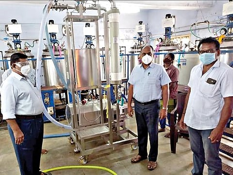 ஈரோடு மாவட்டம் பவானி அரசு விதைப்பண்ணை வளாகத்தில், திரவ உயிர் உரம் உற்பத்திக்கான சோதனை ஓட்டத்தை வேளாண் இணை இயக்குநர் சி.சின்னசாமி தொடங்கி வைத்து பார்வையிட்டார்.