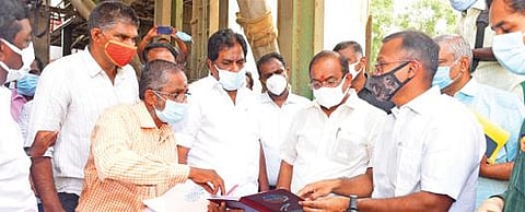 மதுரை அருகே கடச்சனேந்தலில் உள்ள அரசு அரிசி ஆலையில் ஆய்வு மேற்கொண்ட அமைச்சர்கள் அர.சக்கரபாணி, மூர்த்தி. உடன், மாவட்ட ஆட்சியர் அனீஷ்சேகர். படம்: எஸ்.கிருஷ்ணமூர்த்தி