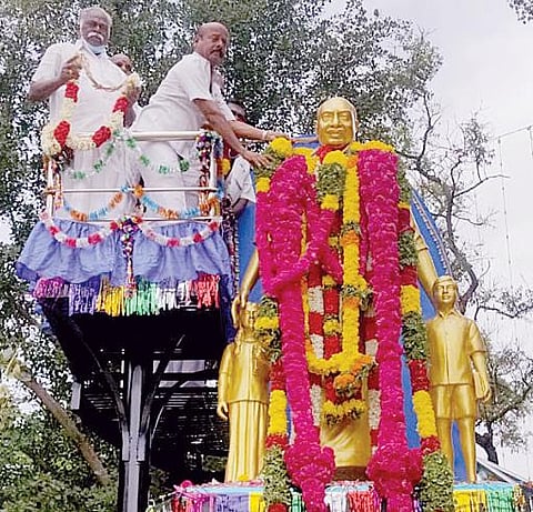 தேனியில் உள்ள காமராஜர் உருவச் சிலைக்கு மாலை அணிவித்த மாவட்ட வர்த்தகர் காங்கிரஸ் தலைவர் ஆர்.சங்கரநாராயணன்.