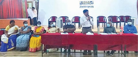 காமராஜர் பிறந்தநாளையொட்டி கள்ளக்குறிச்சி இந்திலியில் டாக்டர் ஆர்.கே.எஸ். கலை அறிவியல் கல்லூரியில் நடைபெற்ற கல்வி விழிப்புணர்வு முகாமில் பங்கேற்ற முக்கியஸ்தர்கள்.