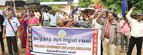 கிருஷ்ணகிரியில், தமிழ்நாடு அரசு ஊழியர் சங்கம் சார்பில் தேசிய எதிர்ப்பு தின ஆர்ப்பாட்டம் நடந்தது.