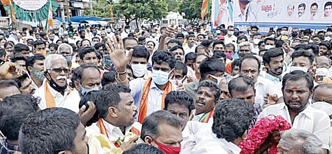 திருச்சி சத்திரம் பேருந்து நிலையம் அண்ணா சிலை அருகே பாஜக மாநிலத் தலைவர் அண்ணாமலைக்கு வரவேற்பு அளித்த அக்கட்சியினர். படம்: ஜி.ஞானவேல்முருகன்