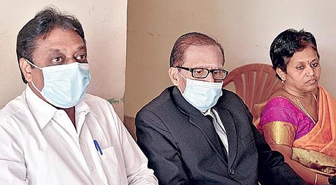 துத்தூக்குடியில் செய்தியாளர்களை சந்தித்த ஒருநபர் ஆணையத்தின் வழக்கறிஞர் அருள்வடிவேல் சேகர் (இடது). படம்: என்.ராஜேஷ்