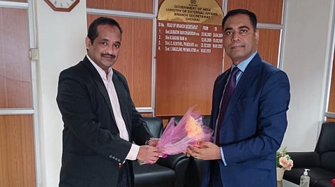 மத்திய வெளியுறத்துறையின் சென்னையிலுள்ள கிளை செயலகத்தில் இயக்குநர் எம்.வெங்கடாசலத்துடன் வங்கதேசத்தின் புதிய துணைத்தூதரான ஷெல்லி ஷலேஹின்