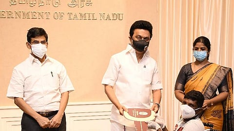 மாற்றுத்திறனாளி ஒருவருக்கு ஸ்கூட்டருக்கான சாவியை வழங்கிய முதல்வர் மு.க.ஸ்டாலின்.