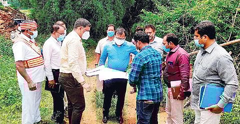 ஏலகிரி மலை அடுத்த பள்ளகனியூர் கிராமத்தில் தாவரவியல் பூங்கா அமையவுள்ள இடத்தை நேற்று ஆய்வு செய்த திருப்பத்தூர் மாவட்ட ஆட்சியர் அமர் குஷ்வாஹா.