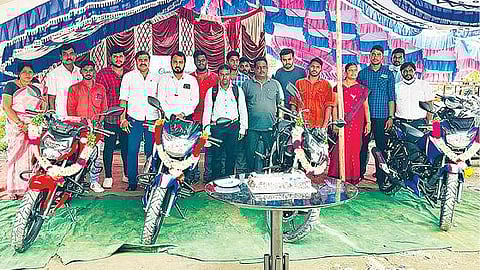 திருப்பத்தூர் பாலமுருகன் டிவிஎஸ் நிறுவனத்தில் ஆடி மாதம் விற்பனை விழா தொடங்கி வைக்கப்பட்டது.