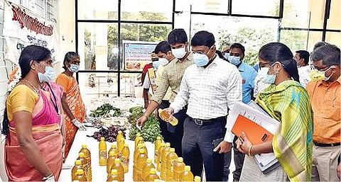 திருவண்ணாமலையில் மகளிர் சுய உதவி குழுக்களின் உற்பத்தி பொருட்கள் கண்காட்சியை பார்வையிட்ட ஆட்சியர் பா.முருகேஷ்.