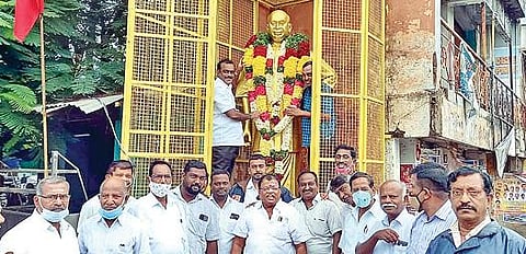 திருப்பத்தூர் ரயில்வே ஸ்டேஷன் சாலையில் உள்ள காமராசர் உருவச்சிலைக்கு காங்கிரஸ் கட்சியின் சட்டப்பேரவை பொறுப்பாளர் பரத் மாலை அணிவித்து மரியாதை செலுத்தினார்.