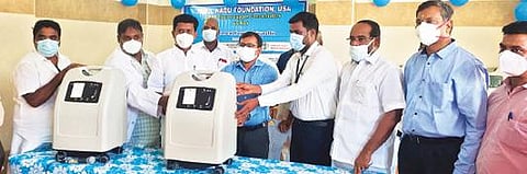 திருப்பத்தூர் அரசு மருத்துவமனைக்கு தேவையான 20 ஆக்சிஜன் செறிவூட்டிகளை மாவட்ட ஆட்சியர் அமர் குஷ்வாஹாவிடம் வழங்கிய எம்எல்ஏ நல்லதம்பி.