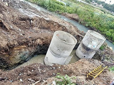 திருநெல்வேலி சிந்துபூந்துறையில் தாமிரபரணி ஆற்றங் கரையோரத்தில் ஏற்படுத்தப்பட்டுள்ள கழிவுநீர் சுத்திகரிப்பு வடிகட்டி அமைப்பு .