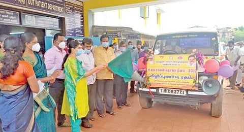 தென்காசியில் உலக மக்கள்தொகை தின விழிப்புணர்வு பிரச்சார வாகனத்தை மாவட்ட வருவாய் அலுவலர் ஜனனி சவுந்தர்யா கொடியசைத்து தொடங்கி வைத்தார்.