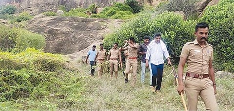 தாழையூத்து கட்டிட ஒப்பந்ததாரர் கொலை வழக்கில் தொடர்புடைய குற்றவாளிகளை களக்காடு மலைப்பகுதியில் தேடும் பணியில் ஈடுபட்ட போலீஸார்.