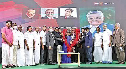 ஈரோடு, திருப்பூர், நீலகிரி மற்றும் கோவை புறநகர் பகுதிகள் அடங்கிய ரோட்டரி சங்க (எண் 3203) கவர்னராக வெற்றி பெற்ற கே.சண்முகசுந்தரத்திற்கு நிர்வாகிகள் பாராட்டு தெரிவித்தனர்.