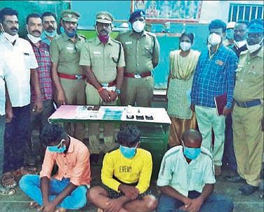 தருமபுரி மாவட்டம் பொம்மிடி அருகே வயதான தம்பதியரை கொலை செய்த இளைஞர்களுடன் எஸ்.பி கலைச்செல்வன் தலைமையிலான போலீஸார். அடுத்த படம் : கொலையாளிகளிடம் இருந்து பறிமுதல் செய்யப்பட்ட நகை, செல்போன் உள்ளிட்ட பொருட்கள்.