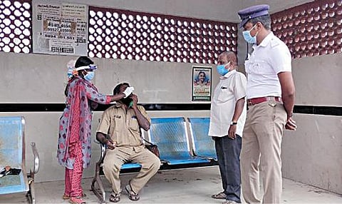 எச்சில் தொட்டு பயணச்சீட்டு வழங்கிய அரசுப் பேருந்து நடத்துநருக்கு, திருப்பூர் ஆட்சியர் அலுவலகம் எதிரேயுள்ள பேருந்து நிறுத்தத்தில் நேற்று மேற்கொள்ளப்பட்ட கட்டாய கரோனா பரிசோதனை.