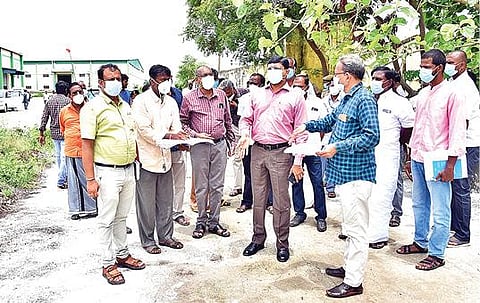 சேத்துப்பட்டு ஒழுங்குமுறை விற்பனை குழு வளாகத்தில் உழவர் சந்தை தொடங்குவது குறித்து நேற்று ஆய்வு செய்த தி.மலை மாவட்ட ஆட்சியர் பா.முருகேஷ்.