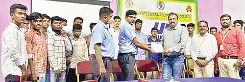 வேலூர் வெங்கடேஸ்வரா பாலிடெக்னிக் கல்லூரியில் நடைபெற்ற வேலை வாய்ப்பு முகாமில் பங்கேற்றவர்கள்.