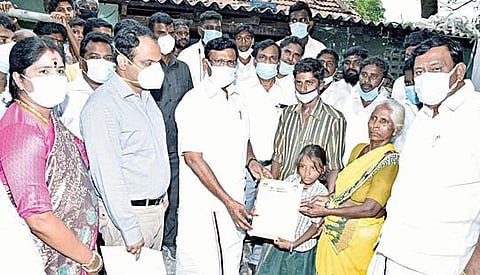 கும்மிடிப்பூண்டி அருகே குளத்தில் மூழ்கி உயிரிழந்தவர்களின் குடும்பத்தினருக்கு தமிழக அரசு அறிவித்த நிவாரணத் தொகையை பால்வளத் துறை அமைச்சர் சா.மு.நாசர் வழங்கினார். உடன் மாவட்ட ஆட்சியர் ஆல்பி ஜான் வர்கீஸ்.