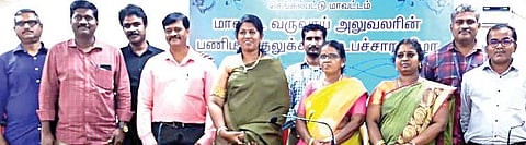 பணி மாறுதலாகிச் செல்லும் செங்கல்பட்டு மாவட்ட வருவாய் அலுவலர் கா.பிரியாவுக்கு நடைபெற்ற பாராட்டு விழாவில் பங்கேற்ற வருவாய்த் துறை அலுவலர்கள்.