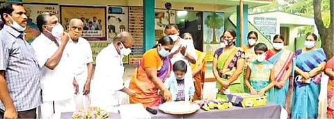 சேலம் கொண்டப்பநாயக்கன்பட்டி ஊாரட்சி ஒன்றிய தொடக்கப்பள்ளியில் ஊர்மக்கள் சார்பில் தலைமை ஆசிரியர் மற்றும் ஆசிரியர்களுக்கு பாராட்டு விழா நடந்தது. இதில், பள்ளியில் 600-வதாக சேர்ந்த மாணவர் கேக் வெட்டினார்.