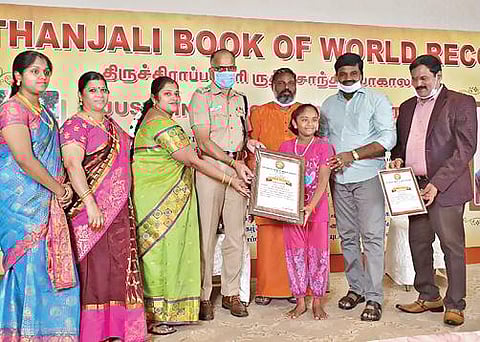 தலையில் தக்காளியை வைத்து பத்மாசனத்தில் அமர்ந்து 31 நிமிடம் யோகாவில் ஈடுபட்ட மாணவி தர்ஷிகாவுக்கு, ‘பதஞ்சலி புக் ஆஃப் வேர்ல்டு ரெக்கார்ட்ஸ்’ அமைப்பு சார்பில் சான்றிதழை சேலம் மாநகர காவல் துணை ஆணையர் வேதரத்தினம் வழங்கினார்.