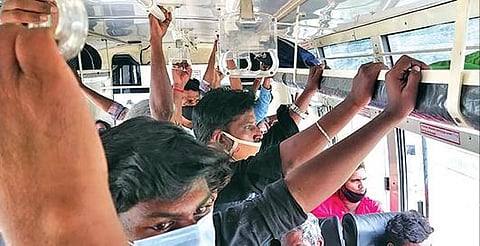 அரசுப் பேருந்துகளில் அலைமோதும் கூட்டம்: திருப்பூர் மாவட்டத்தில் அச்சத்தில் தவிக்கும் பயணிகள்