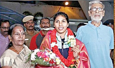 பெற்றோருடன் பவானி தேவி.