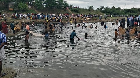 திண்டுக்கல் அருகே நல்லாம்பட்டியில் நடந்த மீன்பிடித்திருவிழாவில் குளத்தில் மீன்களை பிடித்த மகிழ்ச்சியில் மக்கள்.