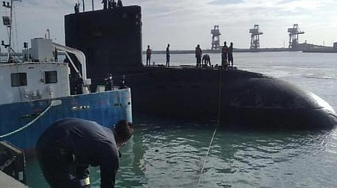 தூத்துக்குடி வஉசி துறைமுகத்தில் நிறுத்தி வைக்கப்பட்டுள்ள இந்திய கடற்படைக்கு சொந்தமான 'ஐஎன்எஸ் சிந்துஷாஸ்ட்ரா' நீர்மூழ்கி கப்பல்.