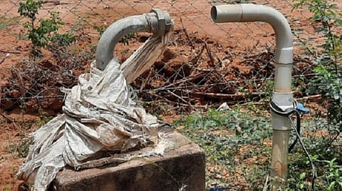 காரைக்குடி அருகே பெரியகோட்டையில் பயன்பாடின்றி உள்ள ஆழ்த்துளை கிணறு.