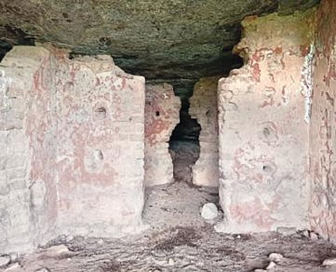 ஆர்மா மலையில் சிதிலமடைந்துள்ள குகைகள்.