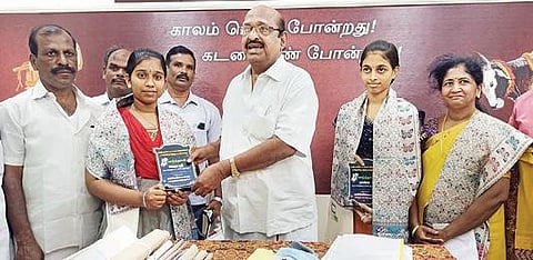 அரியலூரில் நேற்று மாணவிகள் ரகசியா, வேதா ஆகியோருக்கு வாழ்த்து தெரிவிக்கிறார் எம்எல்ஏ கு.சின்னப்பா.