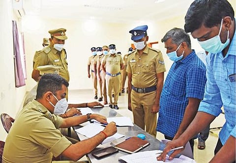 சேலம் ஆயுதப்படை மைதானத்தில் மாவட்ட காவல்துறை சார்பில் விருப்ப பணியிட மாறுதல் முகாம் நடந்தது. இதில், எஸ்பி அபிநவ் பங்கேற்று போலீஸாருக்கு பணியிட மாறுதல் உத்தரவுகளை வழங்கினார். படம்:எஸ்.குரு பிரசாத்